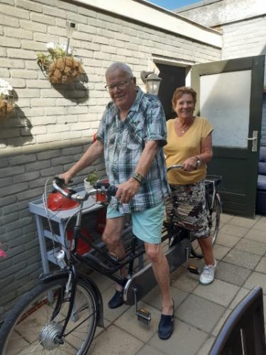 Omdat Adje en Dennis na hun verhuizing naar St. Maartensdijk geen ruimte meer hebben voor de tandems mocht je aangeven of je er belangstelling voor had. Lenie wilde graag een tanden thuis hebben en is erg blij dat er nu een bij haar thuis staat om ook op 