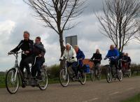 Op de Foto Joke met Kitty, Marie Josee met Adje Wilma, Piet met Jac en Pieter met Truus tijdens de tocht vanuit Dinteloord 